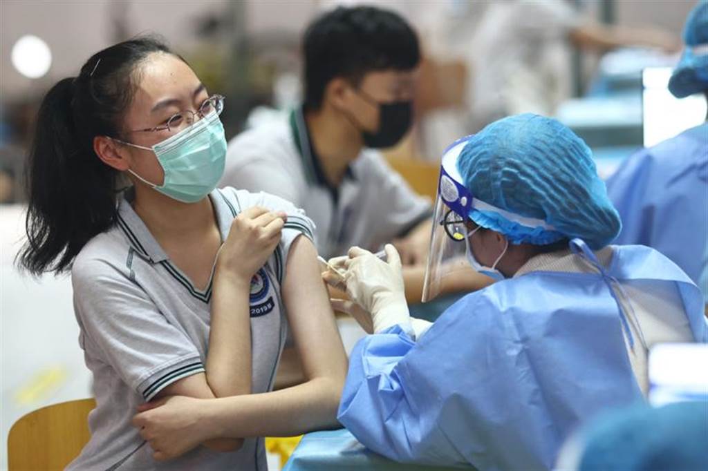 图为南京医护人员走进校园为女学生打疫苗。图/中新社(photo:ChinaTimes)