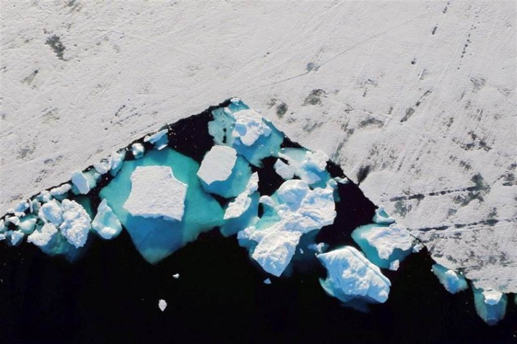 格陵兰冰层顶峰上週出现纪录中的首次降雨，这是另一个令人忧心的全球暖化迹象。（图／路透社）(photo:ChinaTimes)