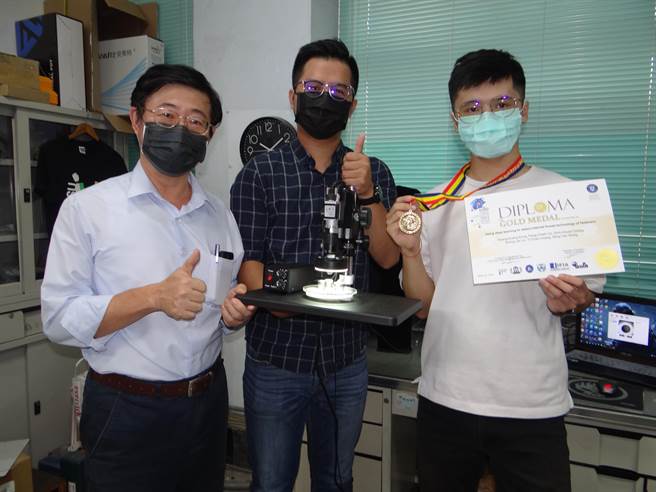 左起龚皇光、 黄一宸及翁铭言。(林雅惠摄)