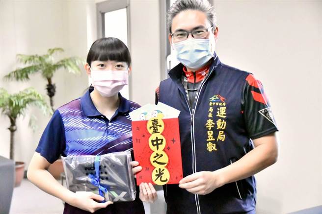 运动局长李昱叡替臺中市身心障碍体育总会理事长林孟令，颁赠「台中之光」的荣耀。（台中市政府提供）