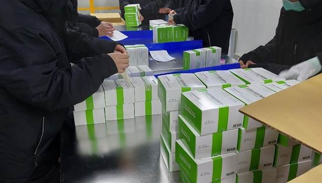 疾管署公告高端罕见副作用为「顏面神经麻痹」，不建议曾对疫苗成分严重过敏的人、发烧或罹患急性中重度疾病者与孕妇施打。图为高端封缄画面。（图／食药署提供）