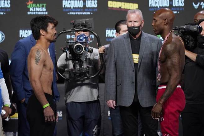 菲律宾传奇拳手帕奎奥(左)与对手乌贾斯。（美联社）