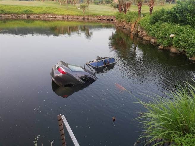 新北市林口區一處高爾夫球場今（21日）有一輛自小客車因不明原因沉入5公尺深的人造水池，警消於現場進行救援。（民眾提供）