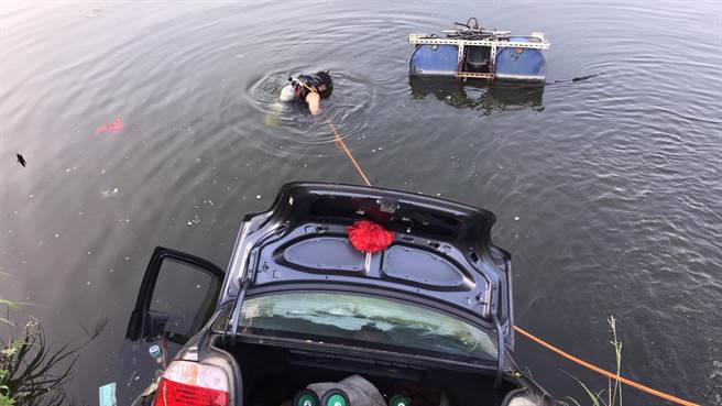新北市林口區一處高爾夫球場今（21日）有一輛自小客車因不明原因沉入5公尺深的人造水池，警消於現場進行救援。（民眾提供）
