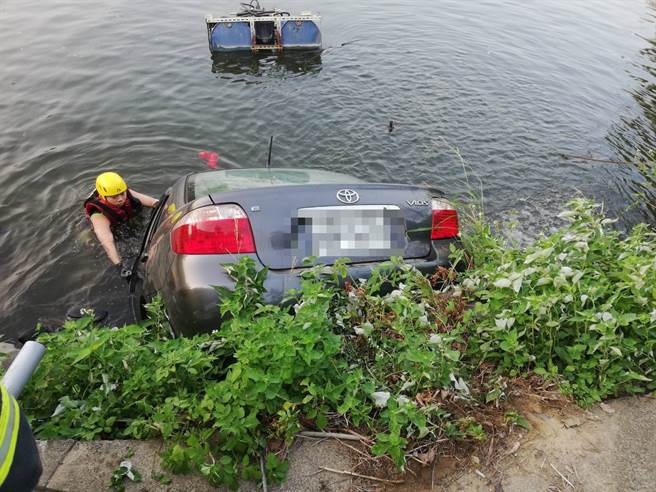 新北市林口區一處高爾夫球場今（21日）有一輛自小客車因不明原因沉入5公尺深的人造水池，警消於現場進行救援。（民眾提供）