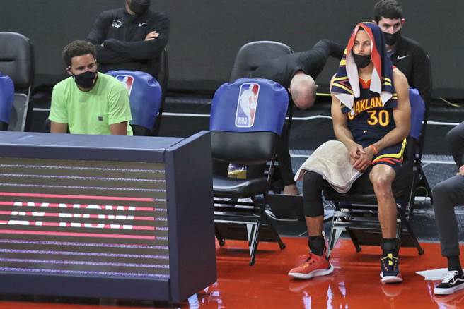 球迷想要看到勇士浪花兄弟重新携手上场，至少要等到今年耶诞节了。(美联社资料照)