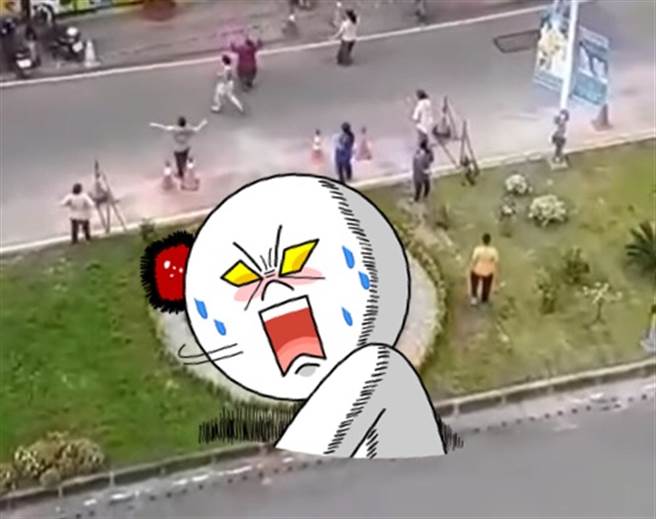 有民眾目擊，位於嘉義市友愛路一處宮廟前的分隔島詭異畫面。（翻攝臉書《綠豆嘉義人》）