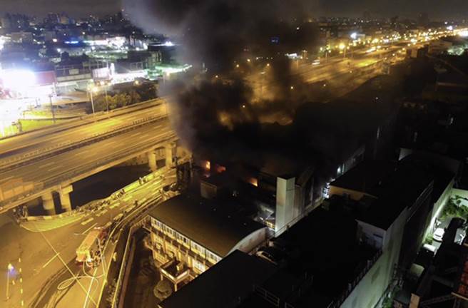 台南市仁德区一家顏料工厂21日凌晨发生大火，因靠近仁德交流道出入口，大量浓烟飘向高速公路。（读者提供／洪荣志台南传真）