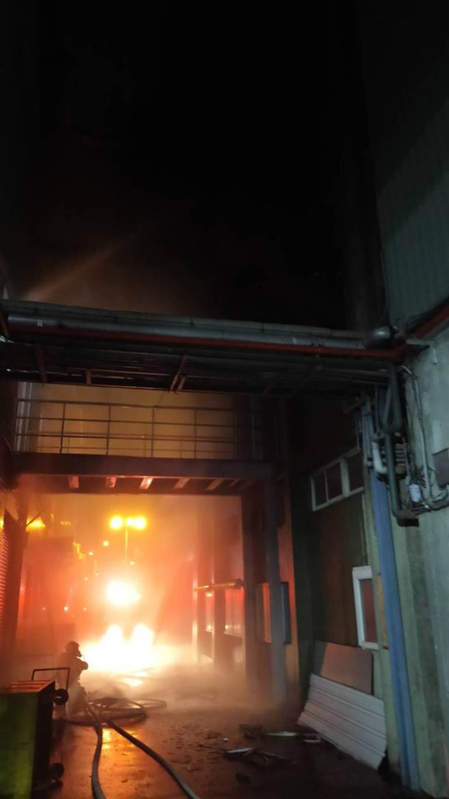 台南市仁德区一家顏料工厂21日凌晨突然发生大火。（读者提供／洪荣志台南传真）