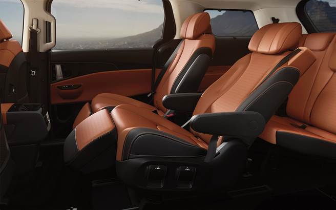 All-new Carnival搭载同级唯一的Panoramic环景座舱，与BOSE环绕音响，以最贴心的舒适款待每位乘客。（台湾森那美起亚提供）