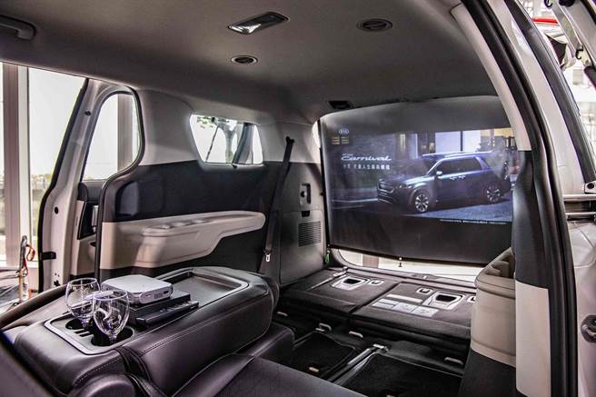 All-new Carnival顶级版搭载具有电动调整、通风、加热与一键倾倒放松模式的Ottoman尊爵头等座椅，舒适款待每位层峰车主。（台湾森那美起亚提供）