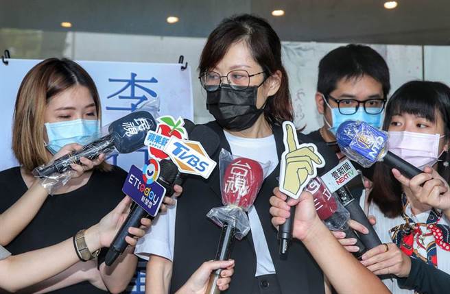 李行女儿李显顺今前往李行追思灵堂致意。（图／罗永铭摄）