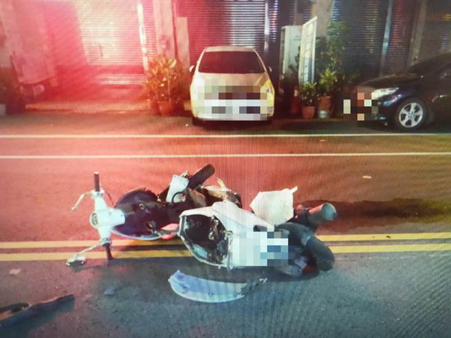 25歲黃姓男騎士20日晚間在上班途中不幸與轎車發生對撞，經送醫後仍傷重不治。圖為黃男所騎乘的機車，已嚴重毀損。（民眾提供）