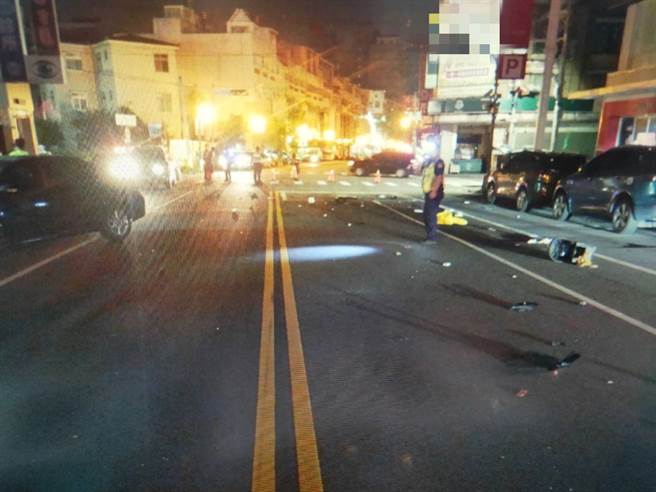25歲黃姓男騎士20日晚間在上班途中不幸與轎車發生對撞，經送醫後仍傷重不治。地面上留下大量對撞後的車體碎片。（民眾提供）