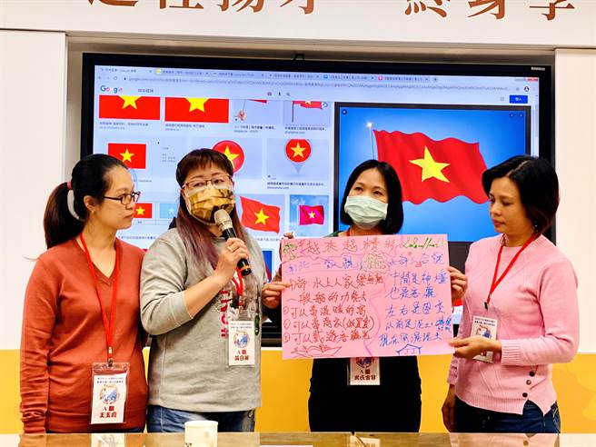 新北市新住民语文教支人员透过培训课程分组讨论，希望能把最好的一面展现出来，并于教学现场指导学生。（新北市教育局提供）