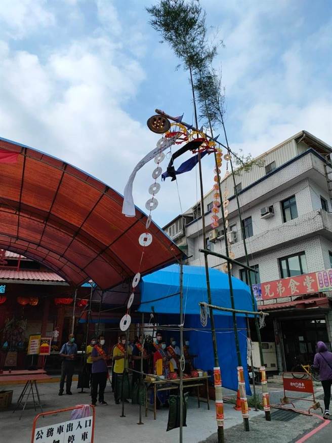 金山区长廖武辉代表区民参与中元普渡祭典活动。（金山区公所提供）