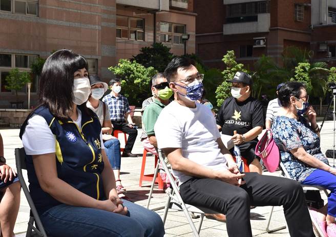 国民党主席江启臣（前右）21日走访冈山区励志新城，高雄市议会副议长陆淑美（左）到场支持。（林瑞益摄）