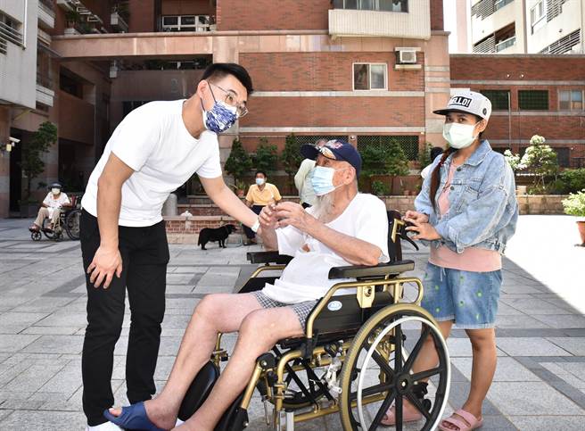 国民党主席江启臣（左）走访冈山区励志新城，他向103岁的老党员问好。（林瑞益摄）