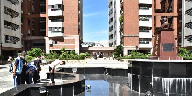 在823前夕，国民党主席江启臣（穿白色T恤）21日到冈山区励志新城向蒋公铜像行三鞠躬礼。（林瑞益摄）