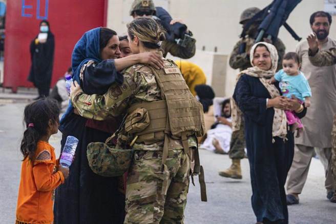 陆战队女兵以拥抱安慰阿富汗妇女。(图/路透社)
