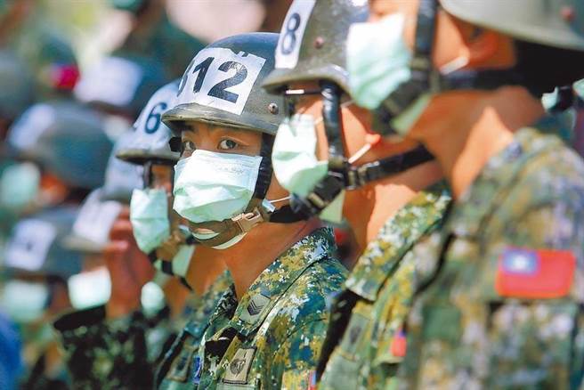 國防部將按照戰備任務的優先順序分批、逐步為官兵施打。（本報資料照）