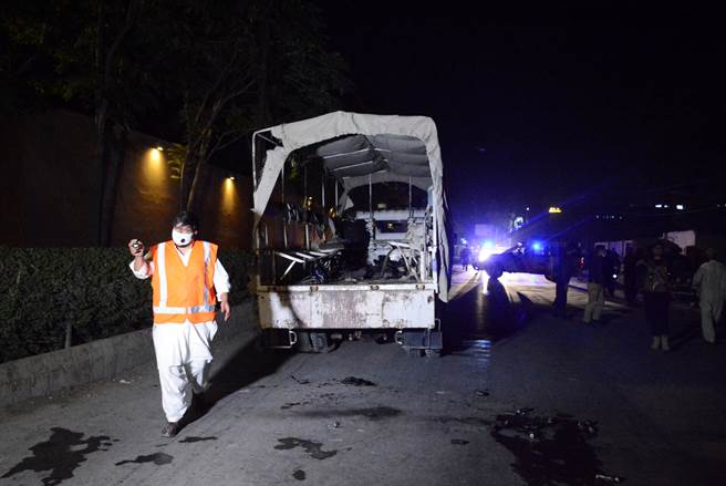 图为巴国日前发生的另一场汽车炸弹攻击。(图/新华社)