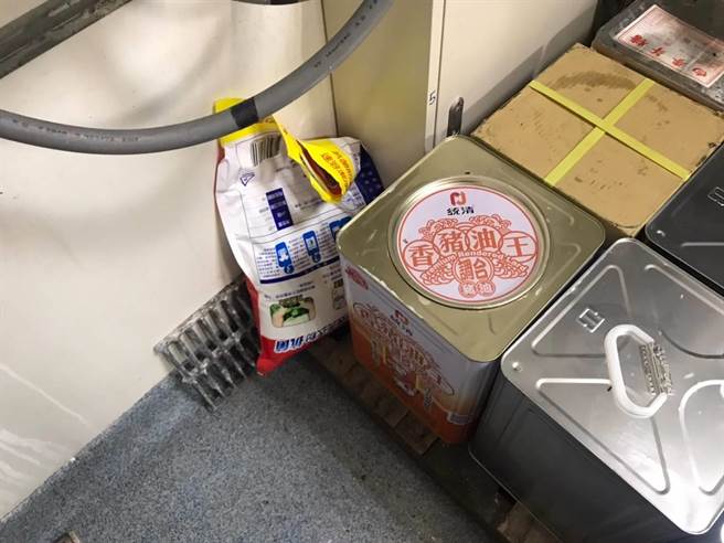 食安处到中友百货员工餐厅稽查作业环境卫生，发现食用油和清洁剂杂放一处，未依规统一管理。（台中市食安处提供／冯惠宜台中传真）