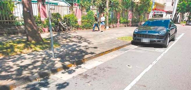 怒！北市停车格开走后被多算42分钟 民眾怨：打1999没下文。（示意图／资料照）