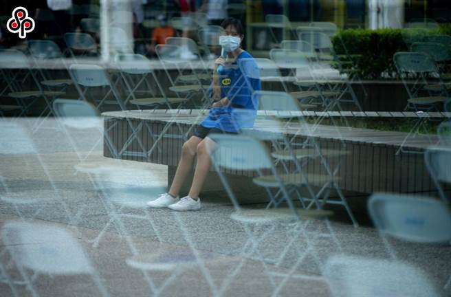 大學生打不到進口疫苗，也不想注射沒有國際認證的高端疫苗，想到開學就心慌。(本報資料照)