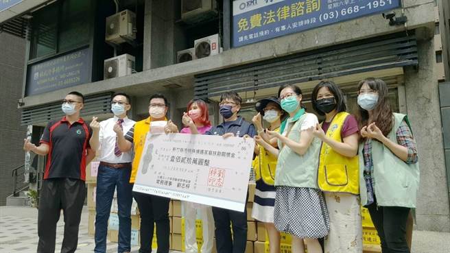 劉志枰（左三）投資獲利不忘公益，今年6月捐出120萬元，提供給新竹縣政府。（劉志枰提供）
