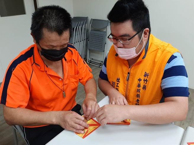 劉志枰（右）投資股市長達10多年，也持續投身公益，並將部分獲利所得用於幫助社會弱勢。（劉志枰提供）