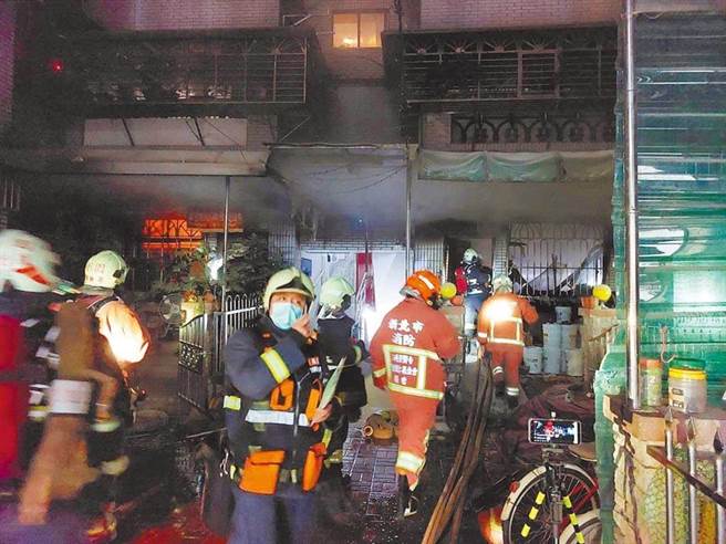 新北市三峡区民生街某社区11日凌晨发生火灾。（新北市消防局提供／蔡雯如新北传真）