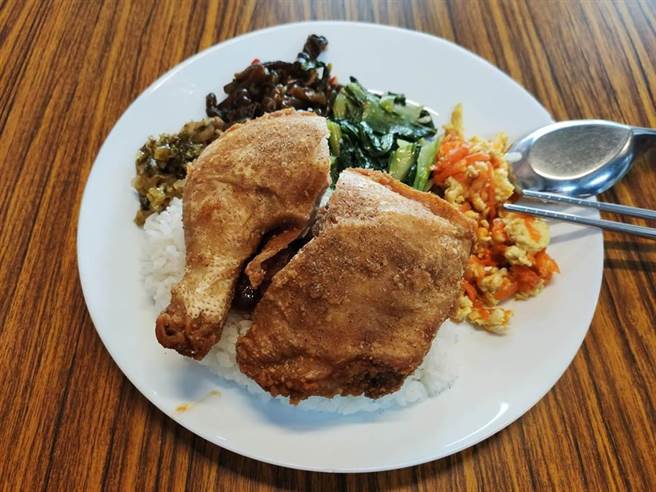 咬一口渗血水！中友柜姐爆员工餐厅鸡腿没熟害连2天「烙赛」。（示意图／达志影像）
