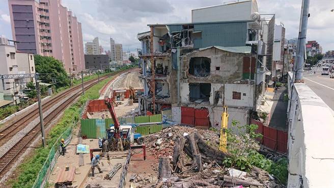 铁道局中工处已派重机具拆除黄春香家后半部。（程炳璋摄）