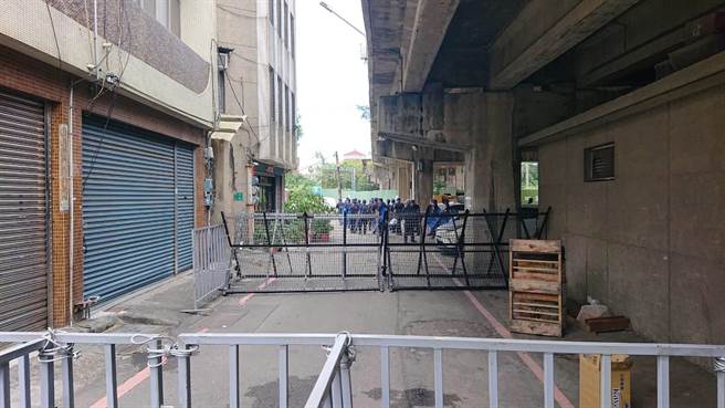 驻守33小时，21日上午11时撤岗。（程炳璋摄）