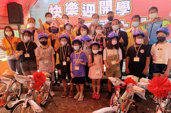 财团法人台南市私立戴竹社会福利慈善基金会与国际狮子会 300 D1 区第三专区第5分区等狮子会合作，共同捐赠50万脚踏车和5万元扶助金给嘉义家扶中心50名国一生。（吕妍庭摄）