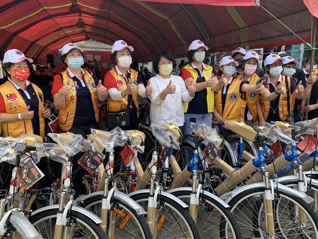 财团法人台南市私立戴竹社会福利慈善基金会与国际狮子会 300 D1 区第三专区第5分区等狮子会合作，共同捐赠50万脚踏车和5万元扶助金给嘉义家扶中心50名国一生。（吕妍庭摄）