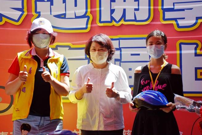 除了脚踏车，受赠的国一生每人一顶安全帽和1000元助学金。（吕妍庭摄）