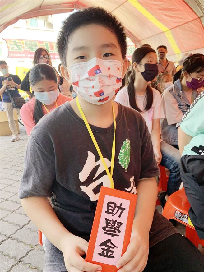 除了脚踏车，受赠的国一生每人一顶安全帽和1000元助学金。（吕妍庭摄）