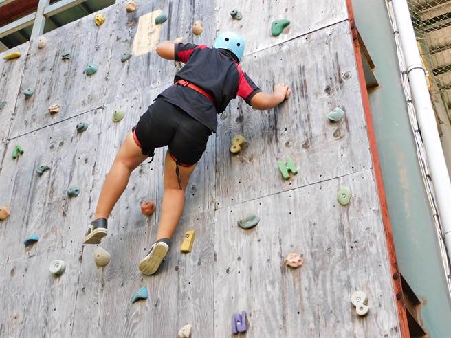 北高雄家扶中心于8月20、21在旗山举办2天活动「夏一跳」山城体验夏令营活动，图为学员体验攀岩。（北高雄家扶中心提供／林瑞益高雄传真）