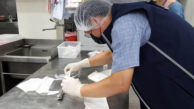 宜兰县某连锁寿司业者疑似发生食物中毒事件，县卫生局接获通报后，立即派员前往採集检体化验。 （宜兰县政府卫生局提供／胡健森宜兰传真）