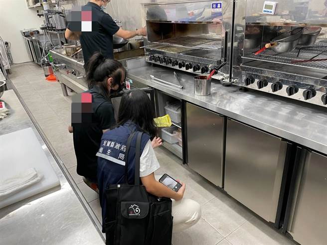  宜兰县某连锁寿司业者疑似发生食物中毒事件，县卫生局接获通报后，立即派员前往採集检体化验。 （宜兰县政府卫生局提供／胡健森宜兰传真）