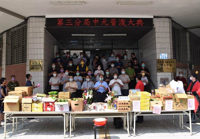 中元将届，警三分局长张则诚及警友会第三办事处主任张燋虎日前率同仁庆讚中元。（台中市第三分局提供／冯惠宜台中传真）