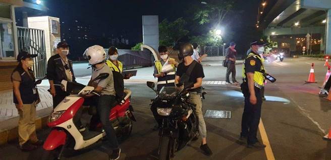 新北市警方执行「机车安全月」扩大执法与宣导。（新北市交通警察大队提供）