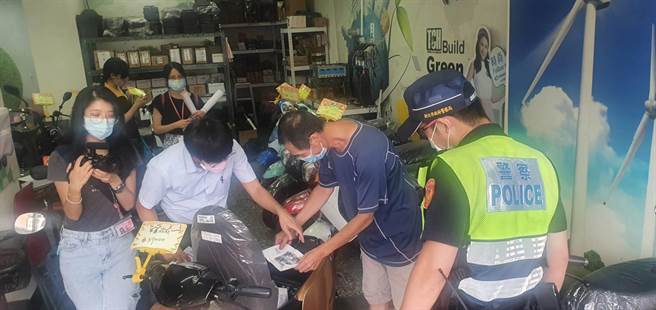 新北市警方执行「机车安全月」扩大执法与宣导。（新北市交通警察大队提供）