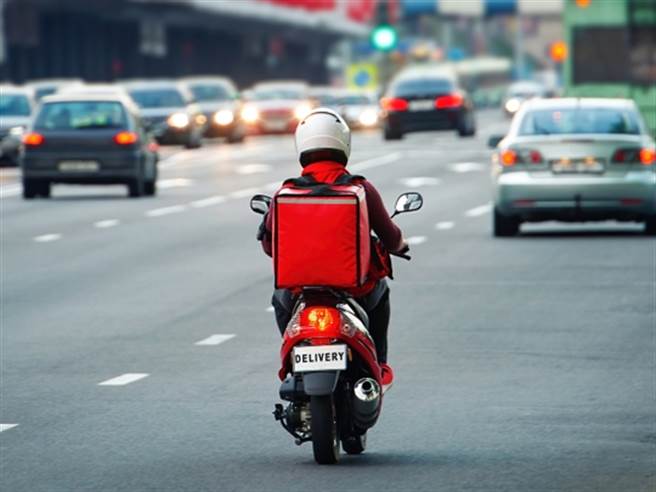 一名外送员带着小孩一起外送，却承受路人的异样眼光。（示意图／Shutterstock）