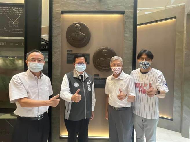 桃园市长郑文灿（左二）参观台湾棒球名人特展，肯定入堂选手对于棒球运动的贡献。（吕筱蝉摄）