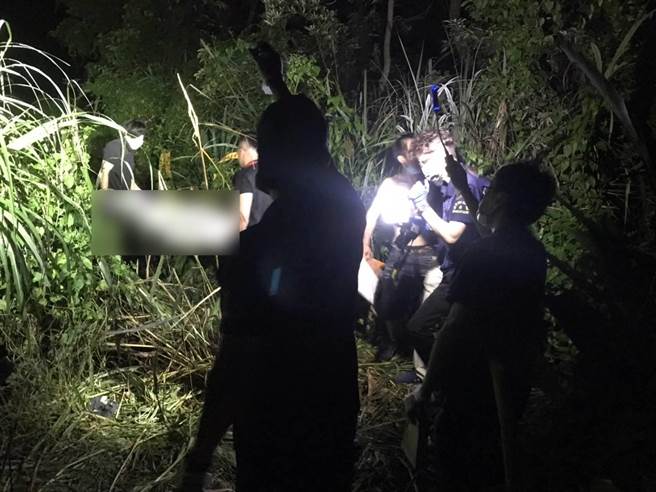 警方、搜救单位漏夜协寻，在离陈男驾驶车辆数百公尺处，发现陈男，其已无呼吸心跳。（翻摄照片）