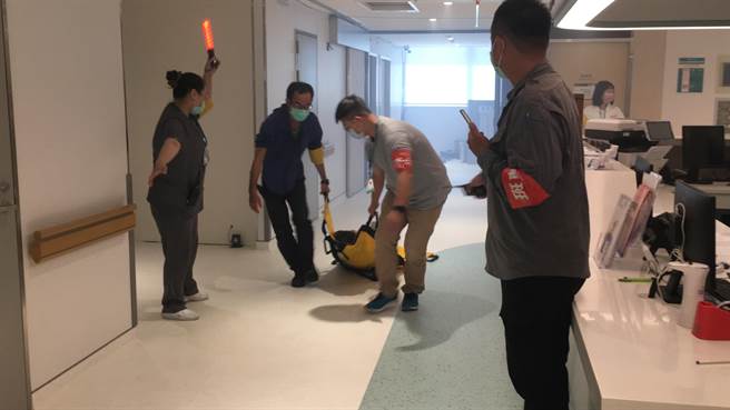 高市导入智慧救灾系统，今天在博田医院实兵演习。（柯宗纬翻摄）