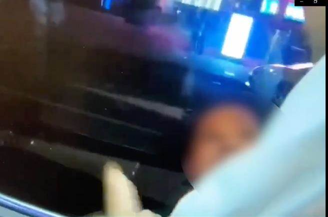 醉男西门町突袭高中生遭警制伏。(截自影音)